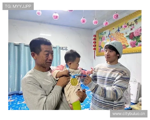 杨昊训练完直接去接娃，球衣都没换