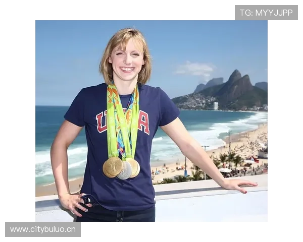 凯蒂·莱德基训练间隙喝的是平民矿泉水？一旁教练偷偷换豪华品牌瓶装水！