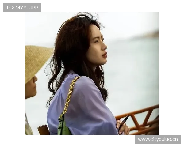 李梦今天买的那包限定香水，感觉她生活档次瞬间拉满了，普通人根本想象不到